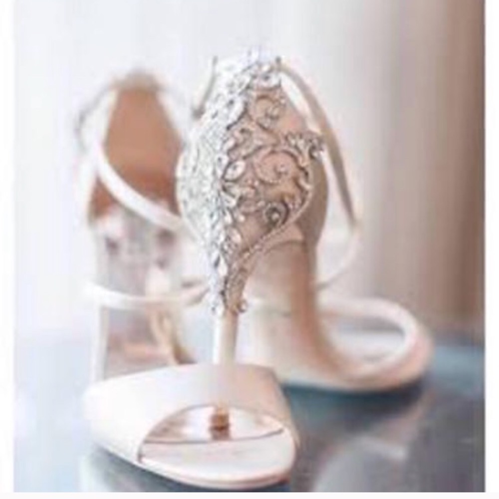 Brand new badgely mischka open toe shoes ivory
